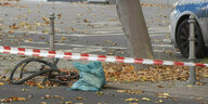 Ein zerstörtes Fahrrad liegt am Unfallort auf der Bundeallee in Berlin.