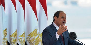 Abdel Fattah al-Sisi spricht neben ägyptischen Fahnen