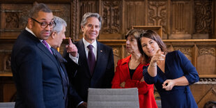 Annalena Baerbock , Außenministerin, James Cleverly (l), Außenminister von Großbritannien, Antonio Tajani (2.v.l.), Außenminister von Italien, Antony Blinken, Außenminister der USA und Catherine Colonna, Außenministerin von Frankreich kommen zu einer Arbeitssitzung im Friedenssaal des Historischen Rathauses