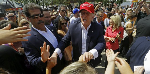 Donald Trump gibt Anhängern die Hände