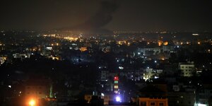Blick auf Gaza mit Luftangriff
