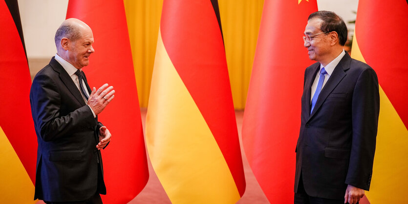 Bundeskanzler Olaf Scholz wird vor der Großen Halle des Volkes von Li Keqiang, Ministerpräsident der Volksrepublik China, empfangen.