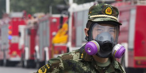 Soldat mit Gasmaske von Feuer