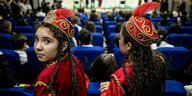 Zwei Schülerinnen in traditioneller usbekischer Kleidung