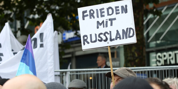 Auf einem Plakat auf einer Demo steht: "Frieden mit Russland"