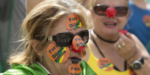 Frau mit „Dilma raus“-Aufklebern auf dem Gesicht