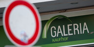 Der Eingang der Filiale der Kaufhauskette Galeria Kaufhof am Berliner Ring-Center, aufgenommen hinter einem Verkehrsschild