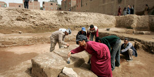 Archäologen legen einen Granitblock frei