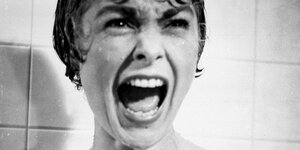 Die berühmte Duschszene aus "Psycho", eine Frau schreit mit nassem Kopf