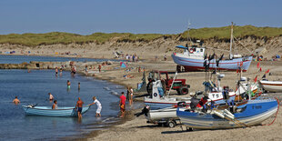 Ostseestrand, Badende, Boote, Dünen