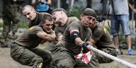 Männer strengen sich beim Tauziehen an: Bewerber fürs „Azov“-Bataillon