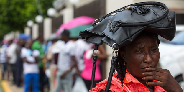 Haitianerin mit Tasche auf dem Kopf