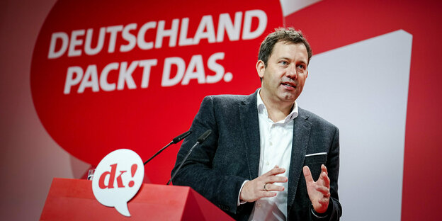Lars Klingbeil, SPD-Bundesvorsitzender, spricht beim SPD-Debattenkonvent, dem kleinen Parteitag seiner Partei, zu den Delegierten.