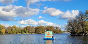 Ein Boot auf einem Fluss, unter blauem Himmel