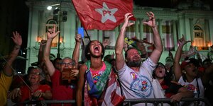 Jubelnde Lula-Anhänger*innen nach seiner Wiederwahl zum brasilianischen Präsidenten