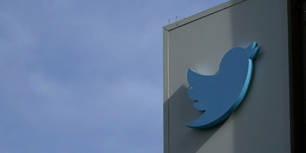 Ein riesiges Twitter-Symbol, ein blauer Vogel, befestigt an einer Hauswand.