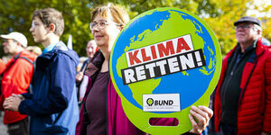 Hannover: Der Schriftzug «Klima retten!» ist auf dem Plakat einer Demonstrantin bei der Kundgebung «Solidarischer Herbst» zu lesen. Ein Sozialbündnis hat angesichts von Preissteigerungen, Energie- und Klimakrise zu bundesweiten Demonstrationen aufgerufen.