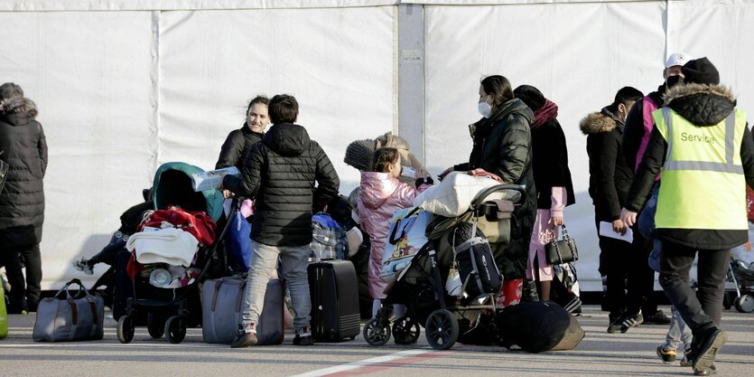 Geflüchtete vor dem Ukraine-Ankunftszentrum auf dem früheren Flughafen Tegel