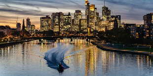 Skyline von Frankfurt am Main mit Motorboot im Vordergrund