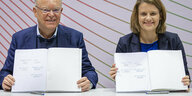 Stephan Weil von der SPD (links) und Julia Willie Hamburg von den Grünen (rechts) unterzeichnen den Koalitionsvertrag für Niedersachsen