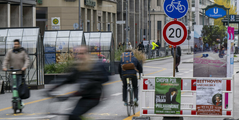 Ein Radfahrer überquert die autofreie Friedrichstraße