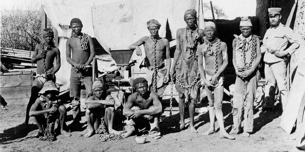 Gefangene Herero mit Ketten um den Hals (aus der Zeit des 1. Weltkriegs)