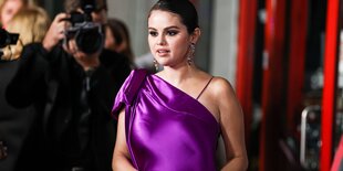 Selena Gomez im lila Kleid auf dem roten Teppich