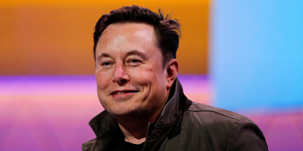 Elon Musk grinst.