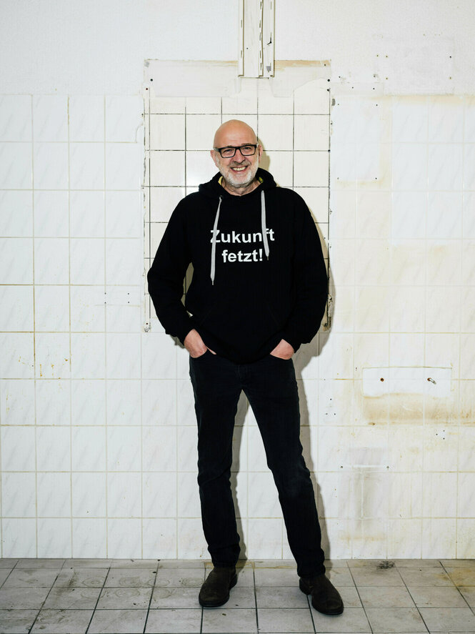 Portrait von Leipzig, Stadtplaner Christoph Huemmeler. Er trägt einen schwarzen Hoodie mit der Aufschrift: Zukunft fetzt !