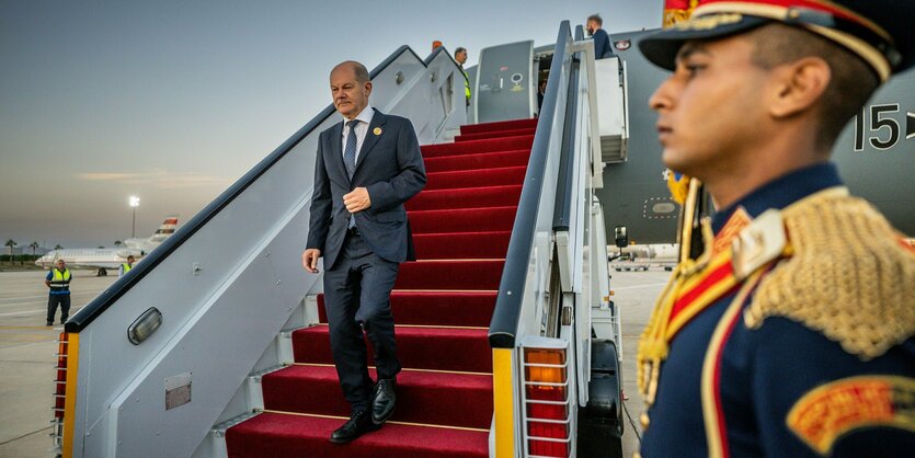 Bundeskanzler Olaf Scholz steigt aus dem Flugzeug am Flughafen Scharm al-Scheich