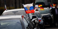 Aus einem Auto hängt eine russische Fahne