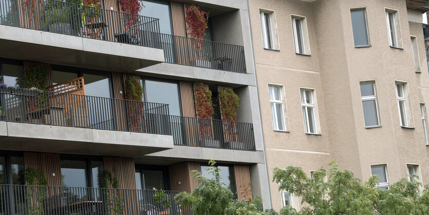 Ein Luxus-Neubau steht neben einem Altbau-Wohnhaus in Berlin-Kreuzberg.