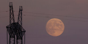 Vollmond über einem Strommast