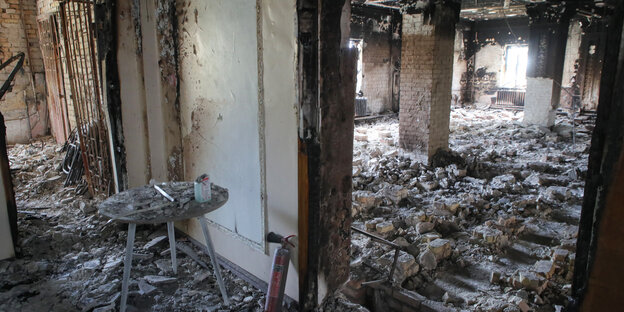 Trümmer liegen im Zentralen Kulturhaus in Irpin, das durch russischen Beschuss beschädigt wurde.