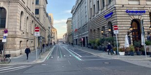 Blick auf eine Straße mit grünen und weißen Markierungen