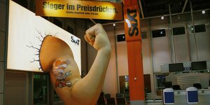 Werbung des Autovermieters Sixt 2017 am Flughafen Düsseldorf: Ein Arm mit angespanntem Bizeps, dazu der Schriftzug "Sieger im Preisdrücken".