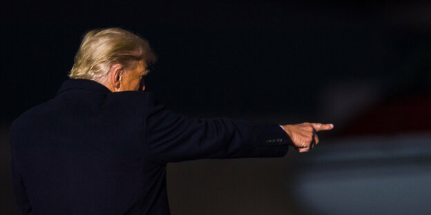 Donald Trump zeigt mit dem Zeigefinger auf irgend etwas