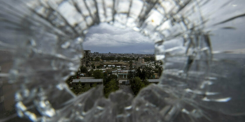 Blick aus einem kaputten Fenster.