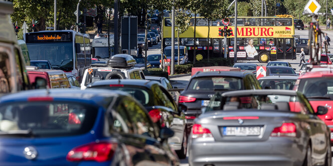 Stau auf einer Hamburger Straße