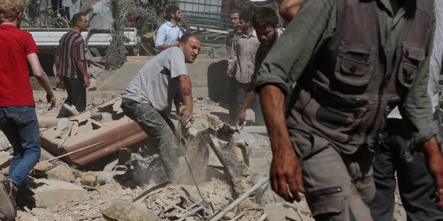 Aufräumarbeiten nach dem Luftangriff auf einen Marktplatz in Damaskus.