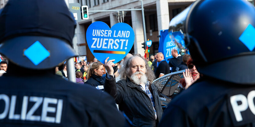 Demonstration, im Vordergrund Polizisten.