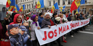 Protestierende Frauen auf einer Demo in der Republik Moldau mit Transparent