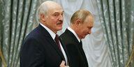 Alexander Lukaschenko und Wladimir Putin in schwarzen Anzügen