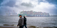 Das 399 Meter lange Containerschiff CMA CGM Rivoli ist in Hamburg eingelaufen