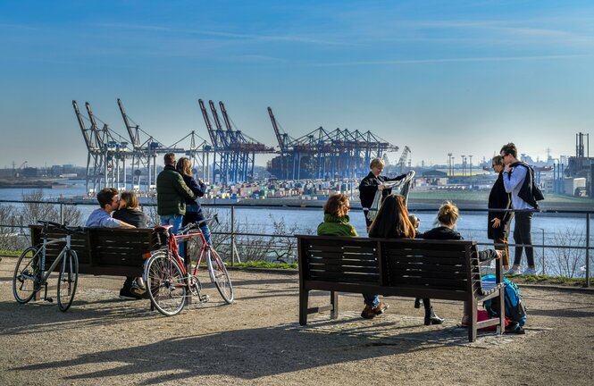 Blick von der Aussichtsplattform Altonaer Balkon auf dem Hamburger Hafen