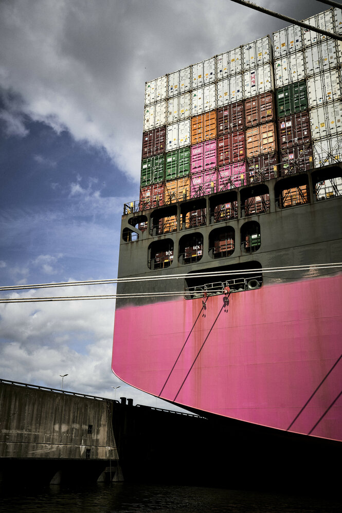 Das Heck eines großen Containerschiffs, das in Hamburg angelegt hat