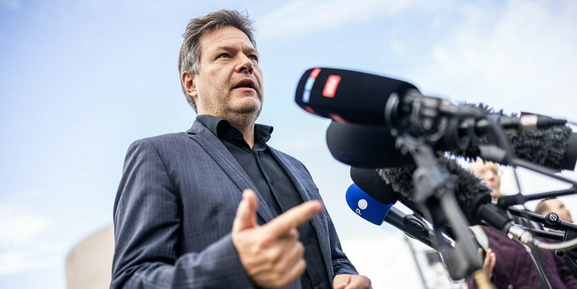 Wirtschaftsminister Robert Habeck bei einer Pressekonferenz.