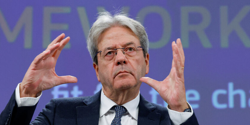 Wirtschaftskommissar Paolo Gentiloni bei einer Pressekonferenz.