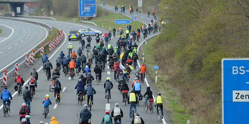 Autobahn 39 von oben fotografiert mit vielen Radfahrenden und Polizeiwägen