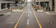 Fahrradstraße, die mit Sperren verhindert, dass Autos fahren können